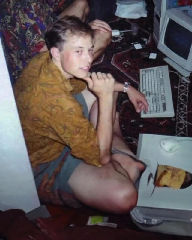 Thời sinh viên Elon Musk từng thuê nguyên căn nhà 10 phòng, sau đó tổ chức tiệc và bán vé như một club thực thụ