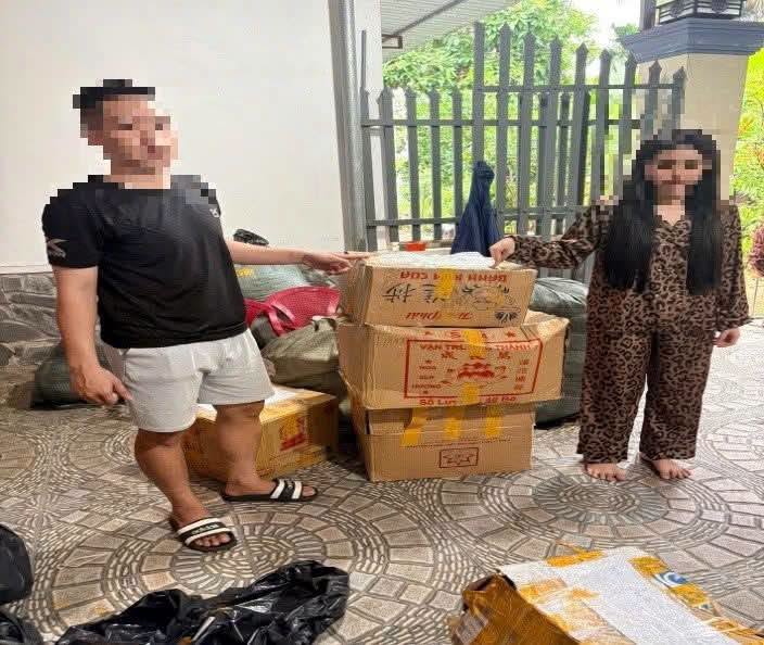 Livestream bán hàng rầm rộ trên TikTok, Facebook, nữ chủ shop SN 2004 bị công an kiểm tra