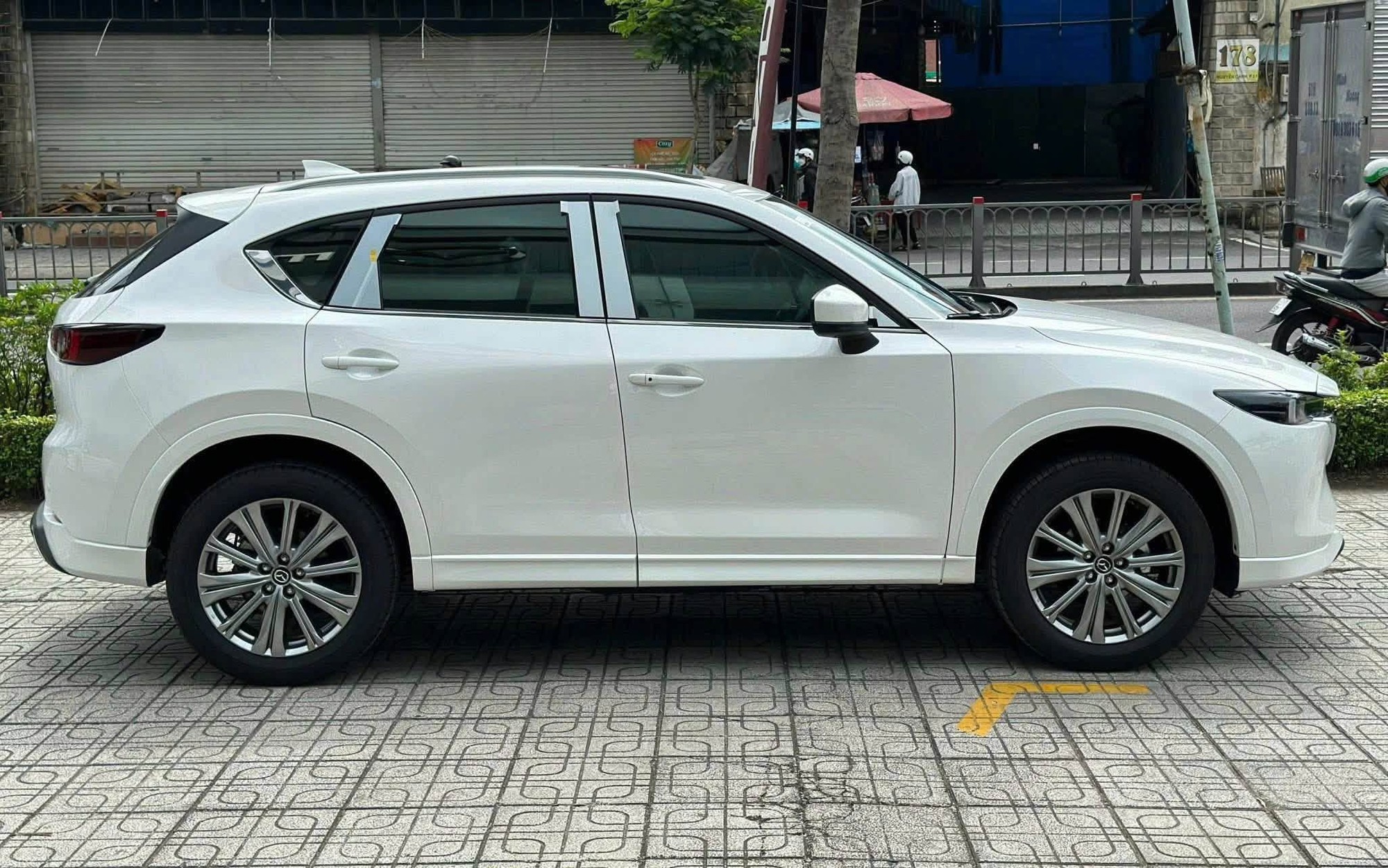 Mazda CX-5 xả kho giảm giá tới 107 triệu đồng tại đại lý, bản cao giá xuống áp sát Toyota Yaris Cross