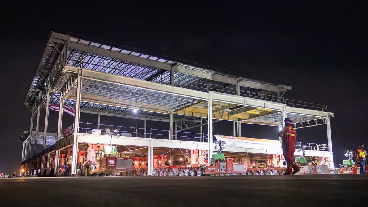 Phát hiện 6 'gã khổng lồ' thép nặng 3.320 tấn âm thầm di chuyển trong đêm: Bí mật phía sau siêu dự án sân bay 4 tỷ USD lộ diện