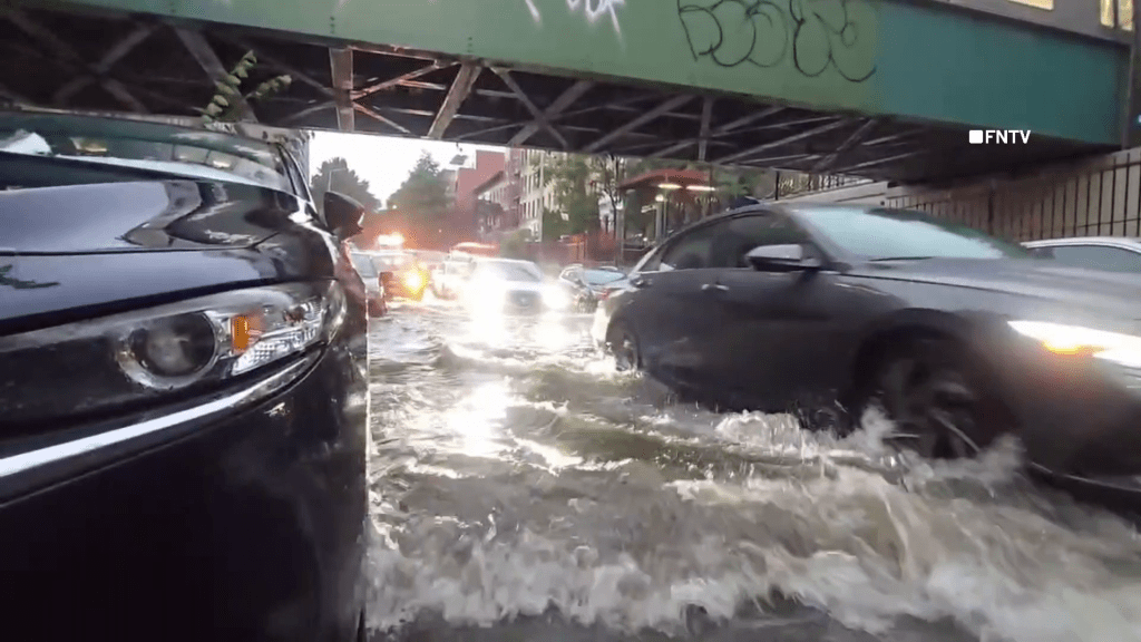 New York ngập lụt sau mưa lớn: tài xế trèo lên nóc xe tránh nước