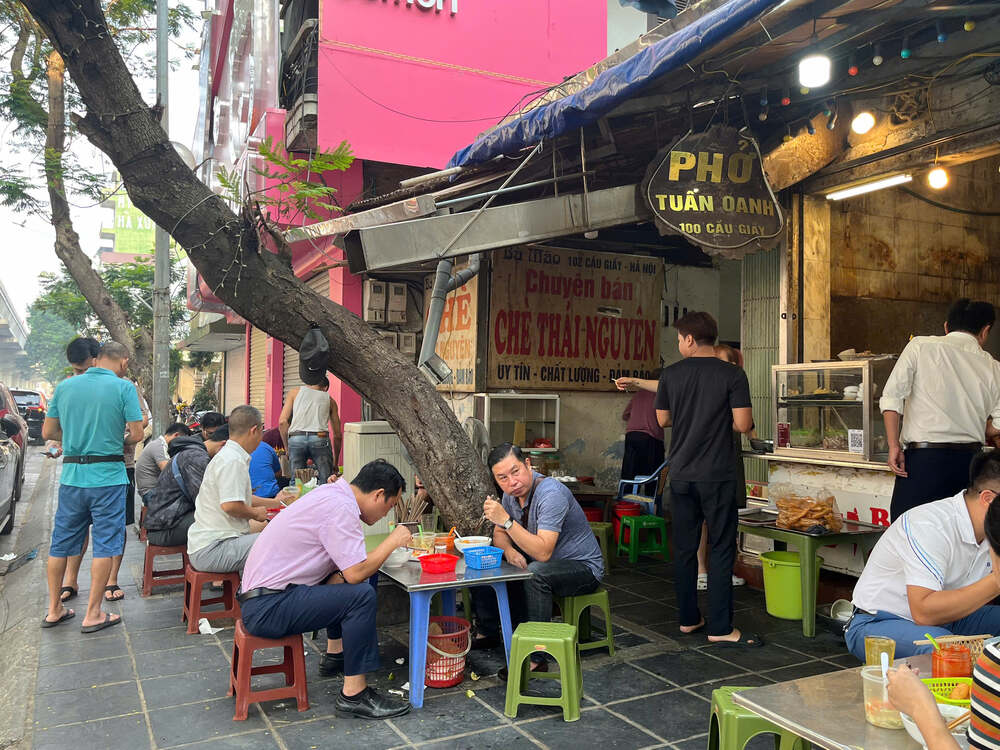 Vì sao phở Hà Nội hay bán hết trước giờ trưa?