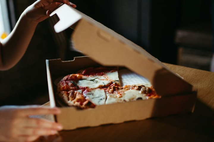 'Đùa' bằng cách mạo danh đặt pizza giao khắp nơi, thanh niên đối mặt 8 năm tù