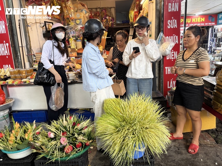Hoa cau non thành 'hàng hiệu' cúng rằm tháng 7, giá vài trăm nghìn đồng/buồng