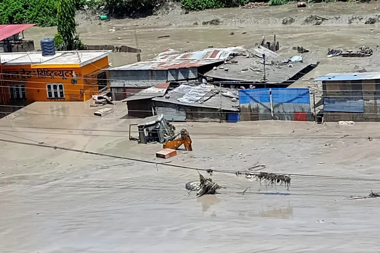 VIDEO: Nạn nhân trận lũ quét ở Nepal bơi trong đống hoang tàn