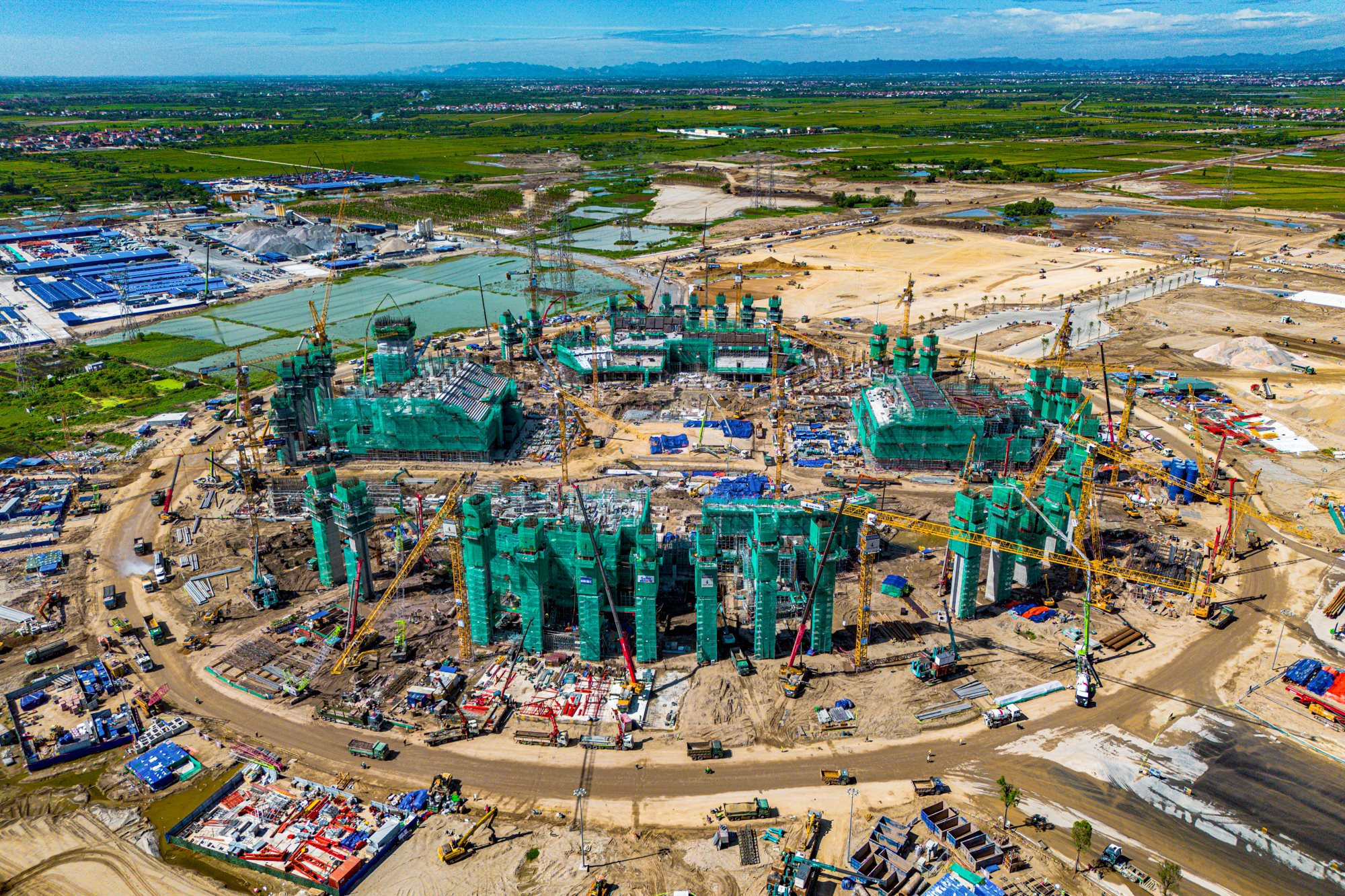 Vingroup đang làm đại lộ rộng gần gấp 3 lần đường băng sân bay Tân Sơn Nhất, chạy xuyên siêu dự án 925.000 tỷ đồng, kết nối trực tiếp tới sân vận động 135.00 chỗ lớn nhất thế giới