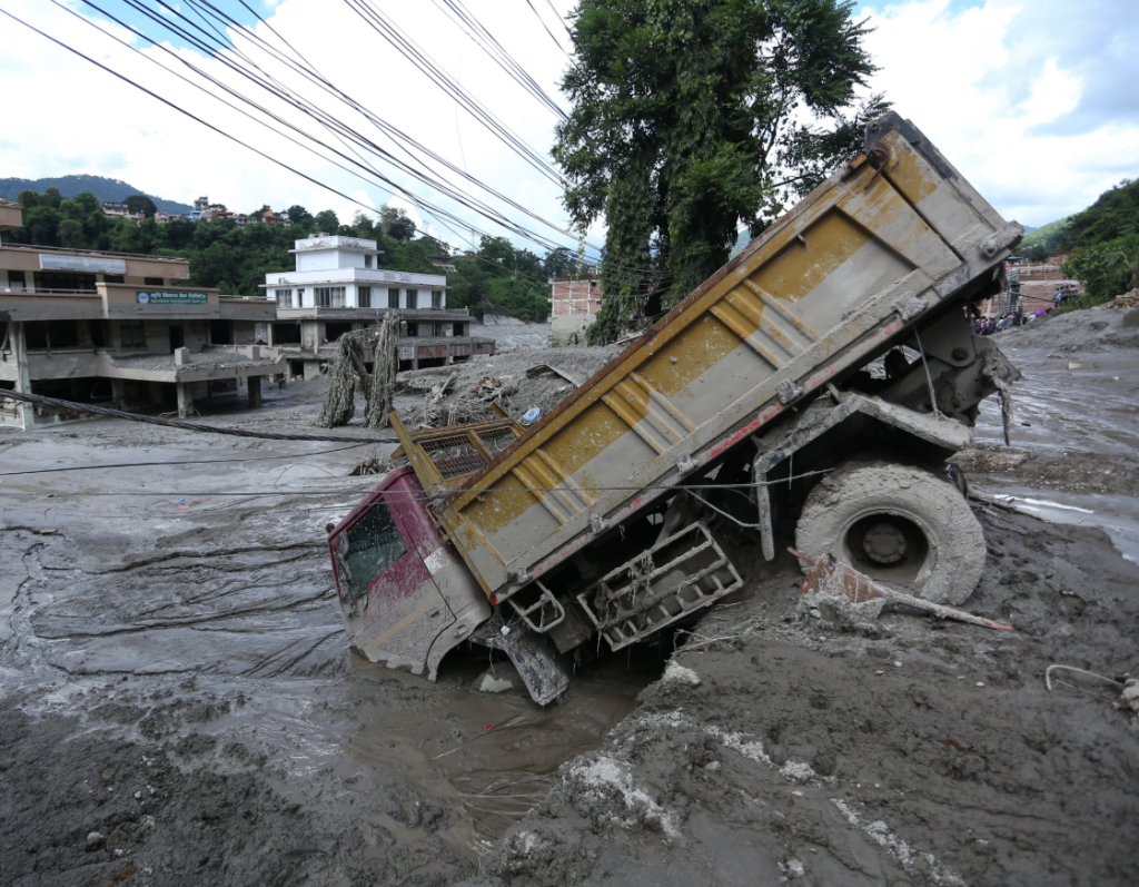 Lũ quét Nepal - Trung Quốc: Số người tử vong tăng lên 469, dòng sông tắc nghẽn do mảnh vụn có nguy cơ ngập lụt trở lại