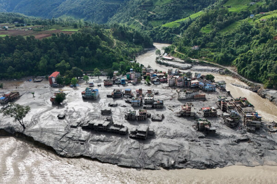 Một nửa ngọn núi 7.227 mét, cao thứ 99 thế giới như biến mất sau lũ quét tại Nepal - Trung Quốc