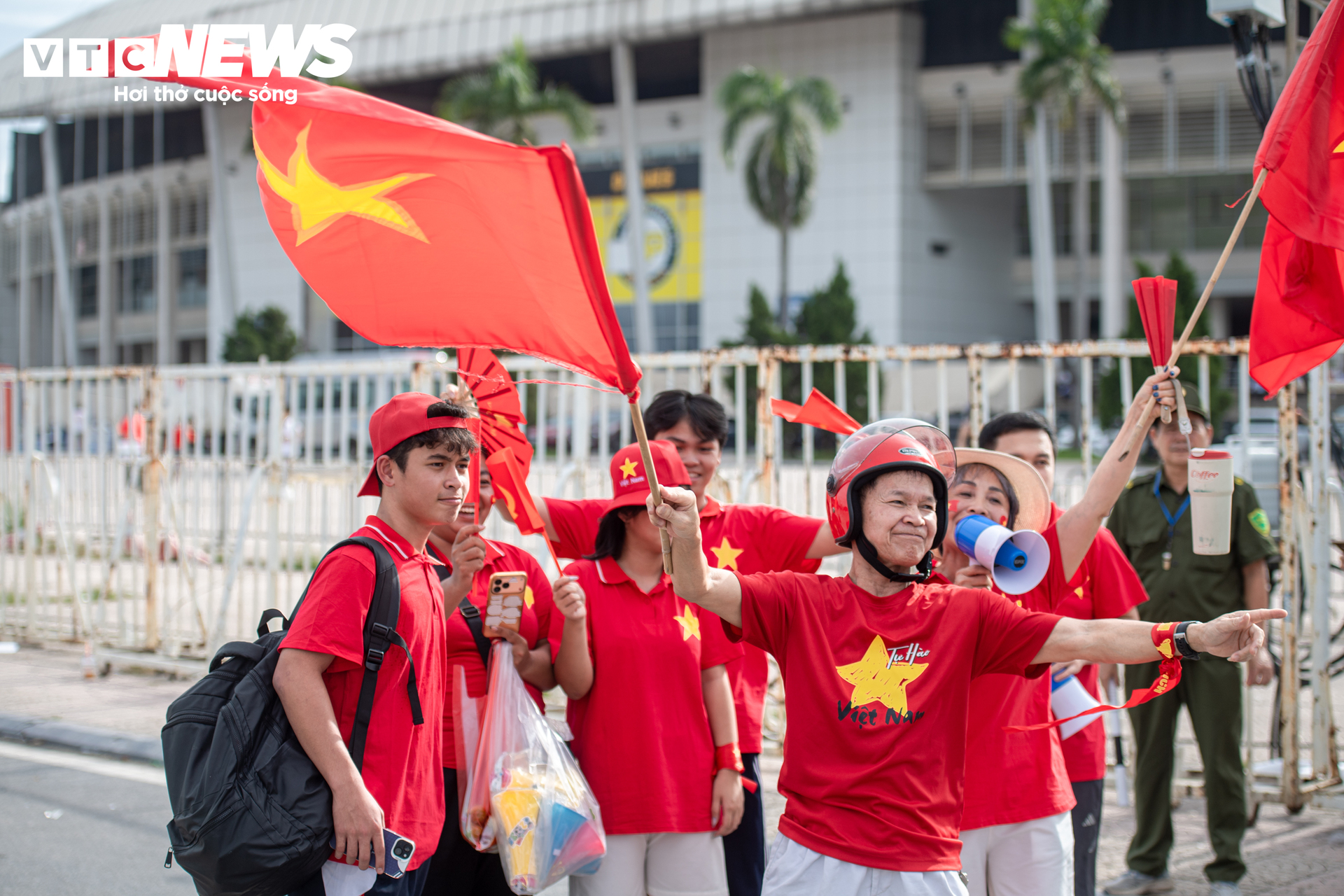 Phe vé hét giá ở sân Mỹ Đình, CĐV quay xe ra quán bia xem Việt Nam đấu Thái Lan