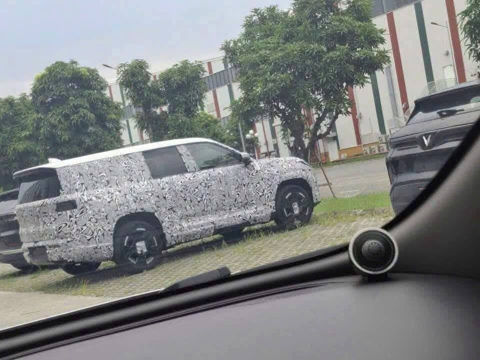 SUV cỡ lớn mới lộ diện trong nhà máy VinFast: Dáng bề thế, gầm cao hơn VF 9, đồn đoán là EREV như VF Wild