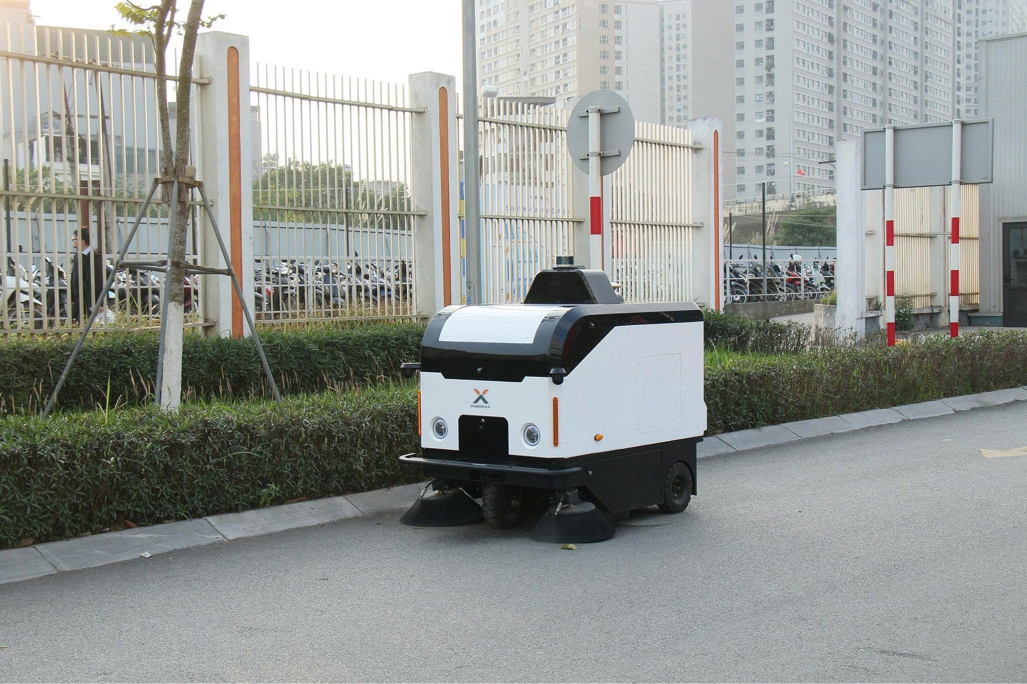 Hà Nội chính thức thử nghiệm Robot giao hàng, Robot taxi trên quãng đường dài 11,5 km, triển khai bởi công ty của giáo sư giàu nhất sàn chứng khoán