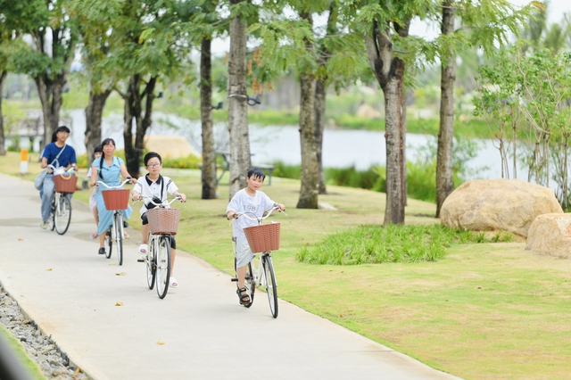 Trẻ em thành thị thiếu sân chơi, thừa thời gian trước màn hình