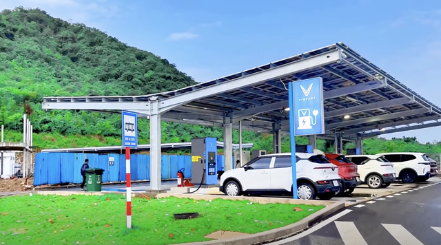 Yêu cầu cấp bách 'phủ' trạm sạc điện trên cao tốc