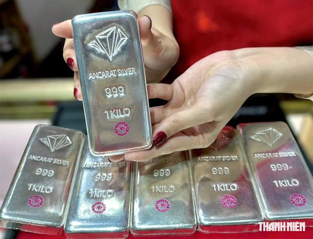 Giá vàng giảm mạnh trong nửa năm qua, 'đu đỉnh' lỗ 54,3 triệu/lượng
