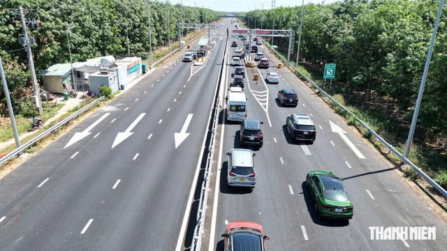 Chính phủ yêu cầu kiểm tra việc thu thêm phí quản lý tài khoản giao thông 6.600 đồng