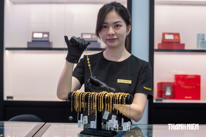 Giá vàng giảm dồn dập chiều 11.8