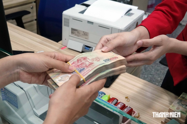 Người dân vẫn ùn ùn gửi tiền ngân hàng
