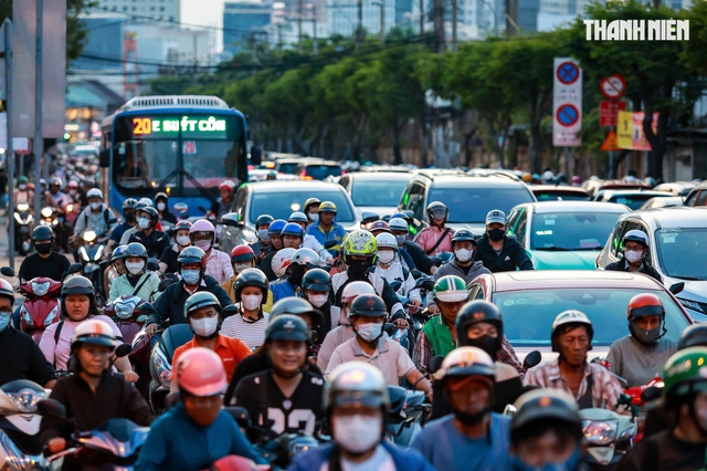 TP.HCM tính hạn chế xe xăng dầu vào trung tâm thế nào?