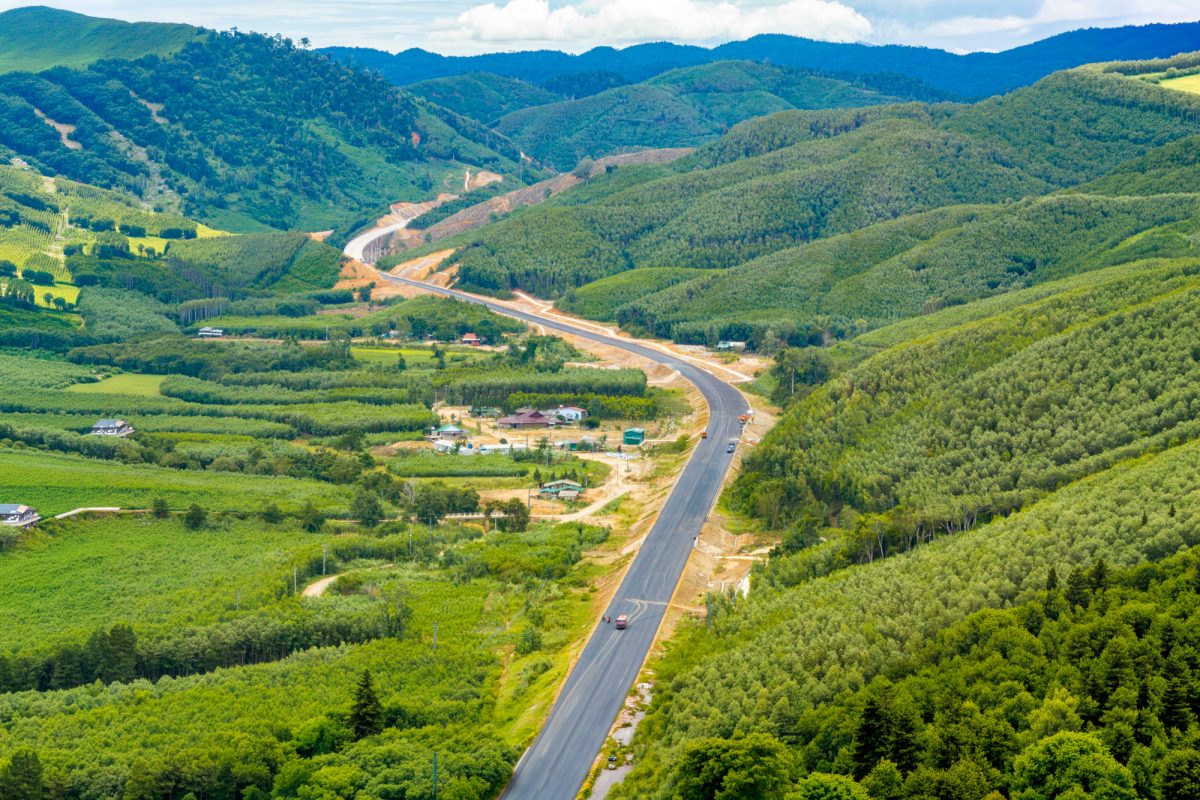 Một đoạn đường chỉ dài 11 km nhưng có đến 10 cây cầu cùng hầm cấp đặc biệt, nhà thầu huy động đến 600 người, quyết thông xe sau 3 tháng nữa