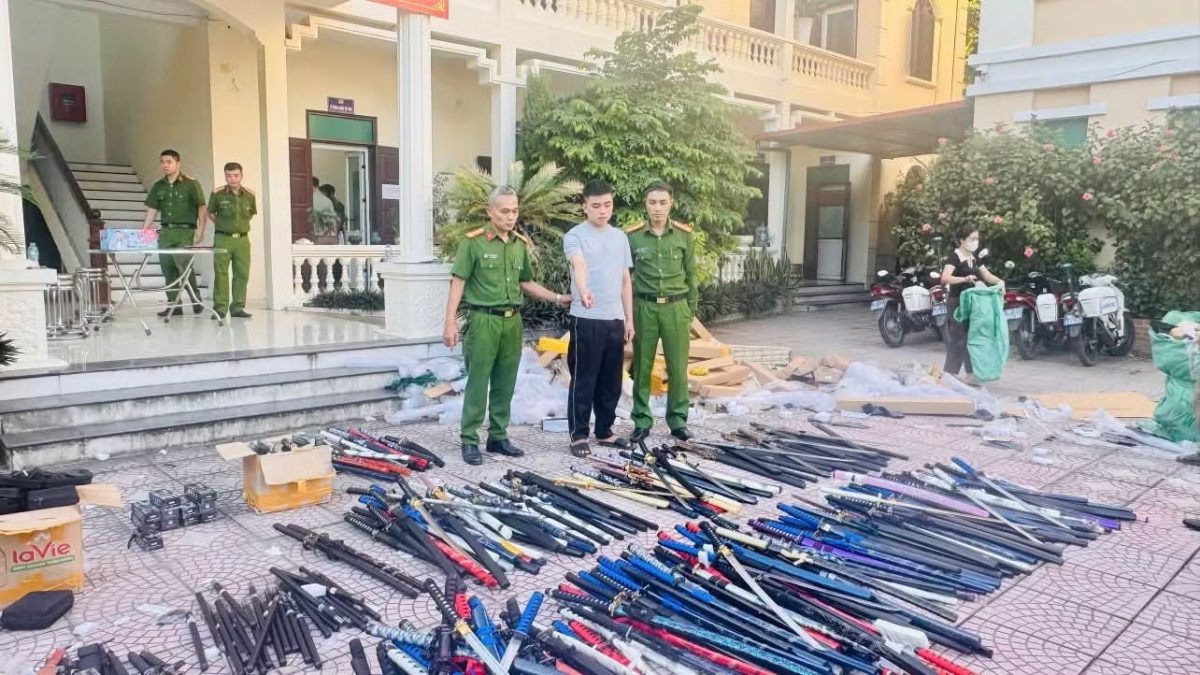 Công an thu giữ khoảng 1 tấn vũ khí thô sơ và công cụ hỗ trợ - Ảnh 1