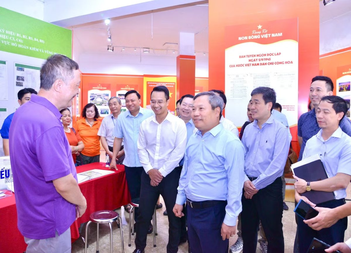 Chủ tịch Hà Nội lưu ý việc xây các công trình quanh hồ Gươm