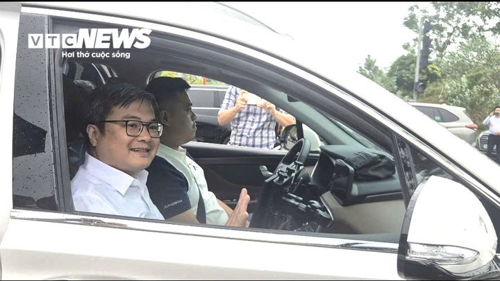 Phó Chủ tịch Hà Nội trải nghiệm ô tô tự lái