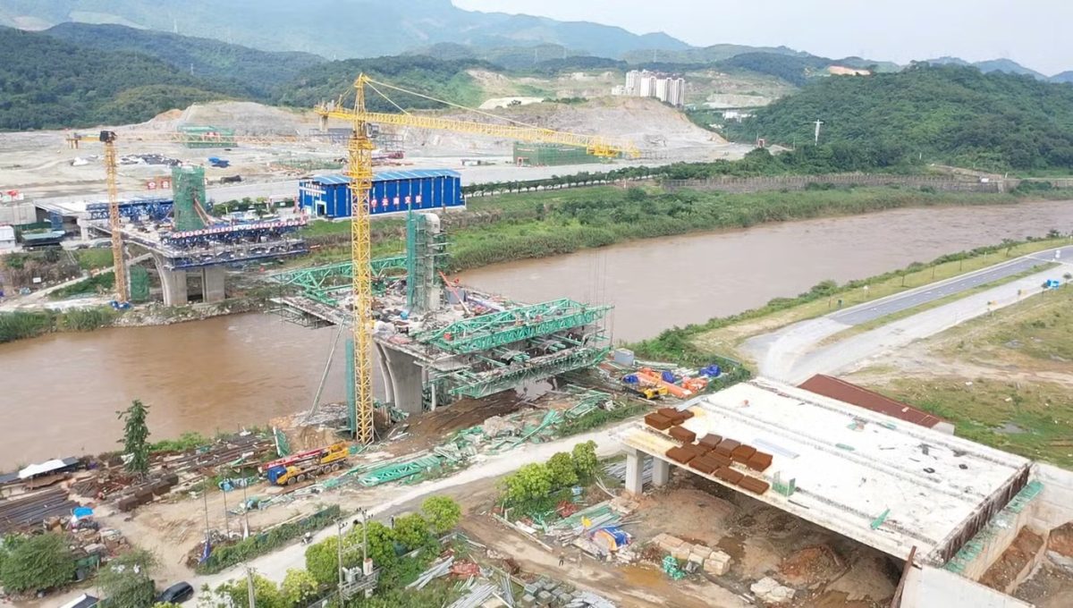 Cầu vượt sông Hồng nối Việt Nam - Trung Quốc tại Lào Cai dần hình thành - Ảnh 1