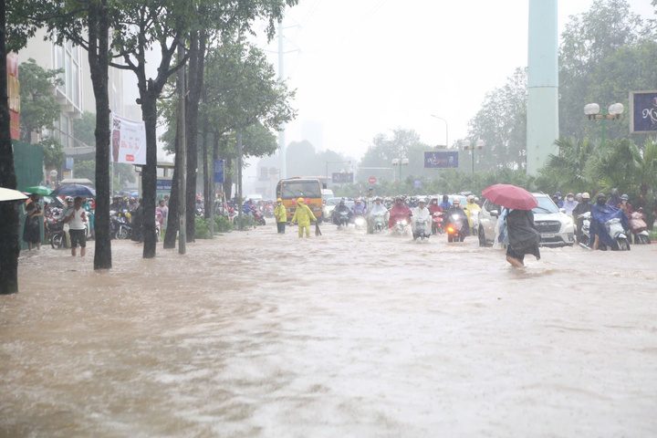 Hà Nội lý giải vì sao đường Tố Hữu ngập sâu dù gần hồ thoát nước Đồng Bông 2 - Ảnh 1