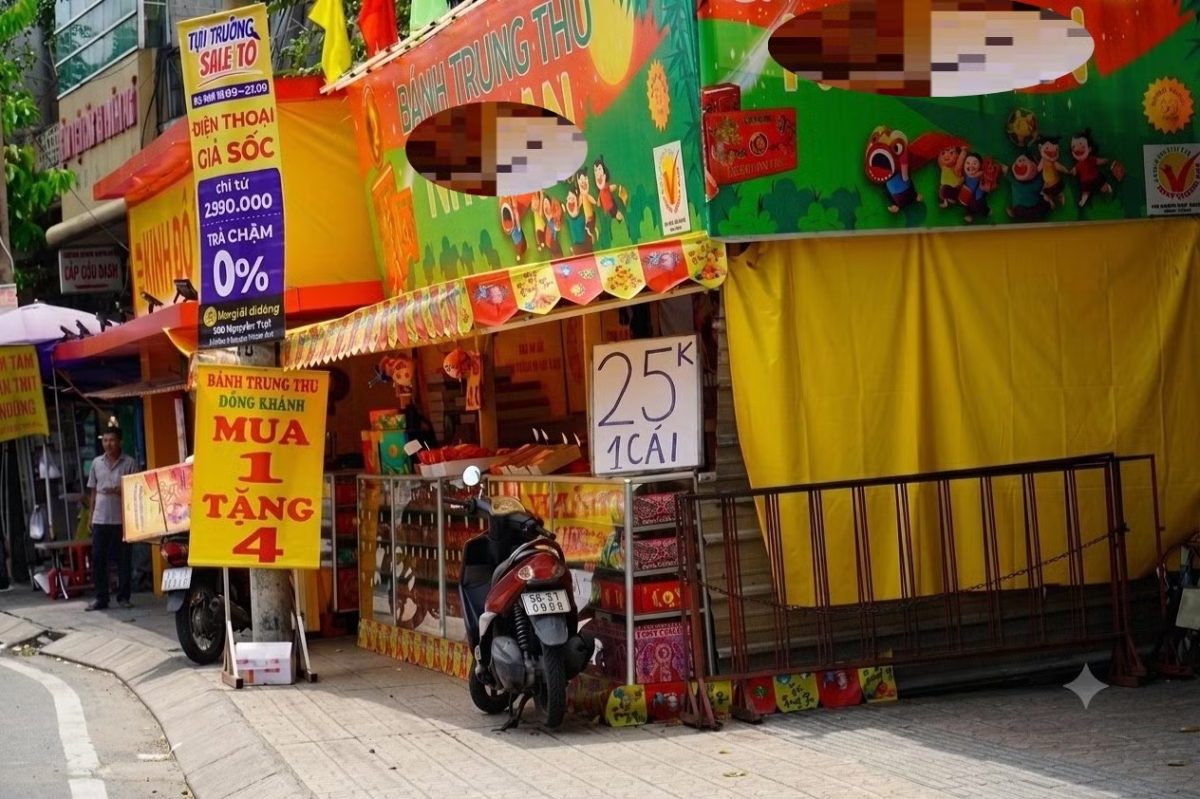 Bánh Trung thu đại hạ giá kiểu 'lạ hoắc' - Ảnh 1