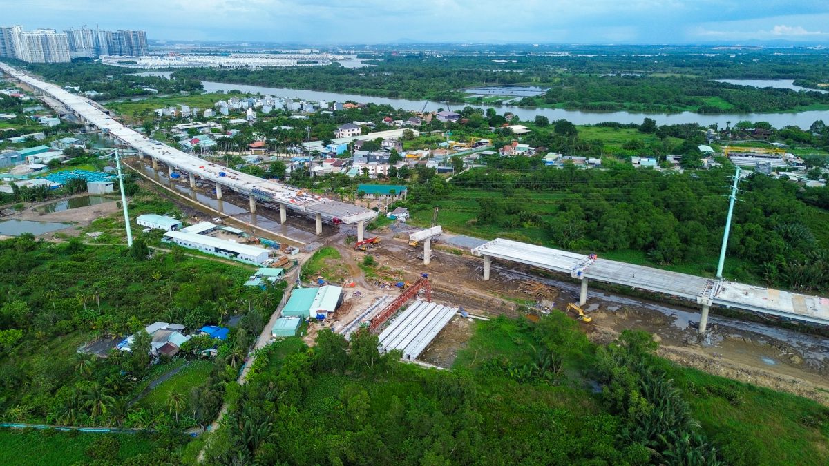 Ngắm đoạn đường trên cao dài gần 15 km, có tường chống ồn rộng hơn 2 sân bóng đá, xuyên đại đô thị được tìm kiếm nhiều nhất TP.HCM, sẽ thông xe sau một tháng nữa
