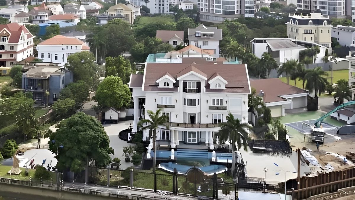 Ngắm dinh thự 2.500 m2 ven sông Sài Gòn của đại gia 8 con: Từng diễn ra đám cưới thế kỷ, lên cả truyền hình Hàn Quốc trong phóng sự về giới siêu giàu - Ảnh 1