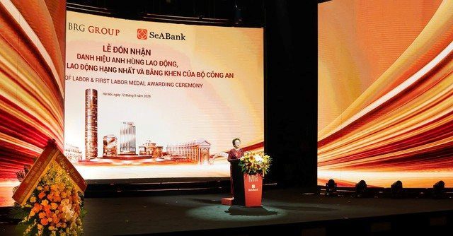 Nữ doanh nhân Nguyễn Thị Nga vừa được trao danh hiệu Anh hùng Lao động, cổ phiếu ngân hàng liên quan bất ngờ có diễn biến đặc biệt - Ảnh 1