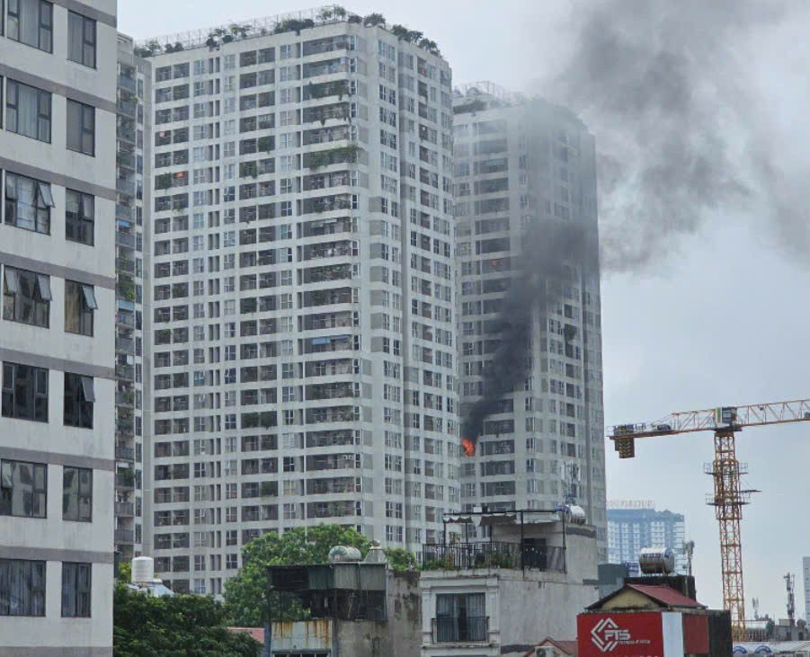 Lực lượng chữa cháy tại chỗ dập tắt ngay đám cháy tại chung cư 90 Nguyễn Tuân - Ảnh 1
