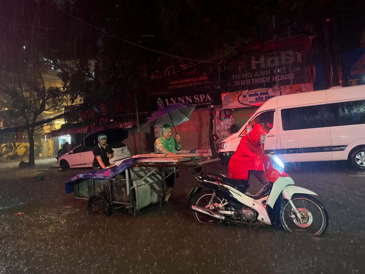 Hà Nội: Mưa lớn dồn dập, nhiều tuyến phố ngập sâu - Ảnh 1