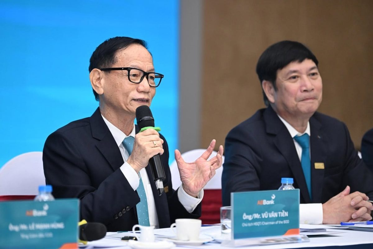 Lộ diện nhóm cổ đông sở hữu hơn một nửa vốn điều lệ của ngân hàng do đại gia Vũ Văn Tiền làm chủ tịch - Ảnh 1