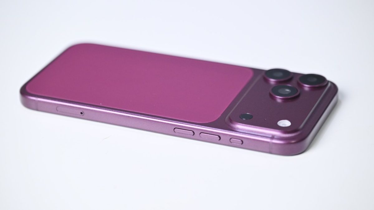Mô hình iPhone 18 Pro Max đỏ cherry và iPhone Ultra trắng