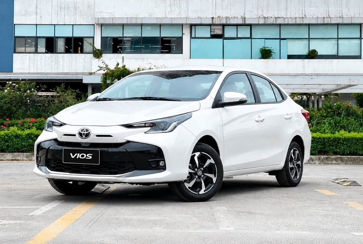 Toyota Vios lấy lại ngôi đầu sau đúng 1 tháng bị Honda City vượt mặt, khoảng cách doanh số vẫn hơn 1.300 xe