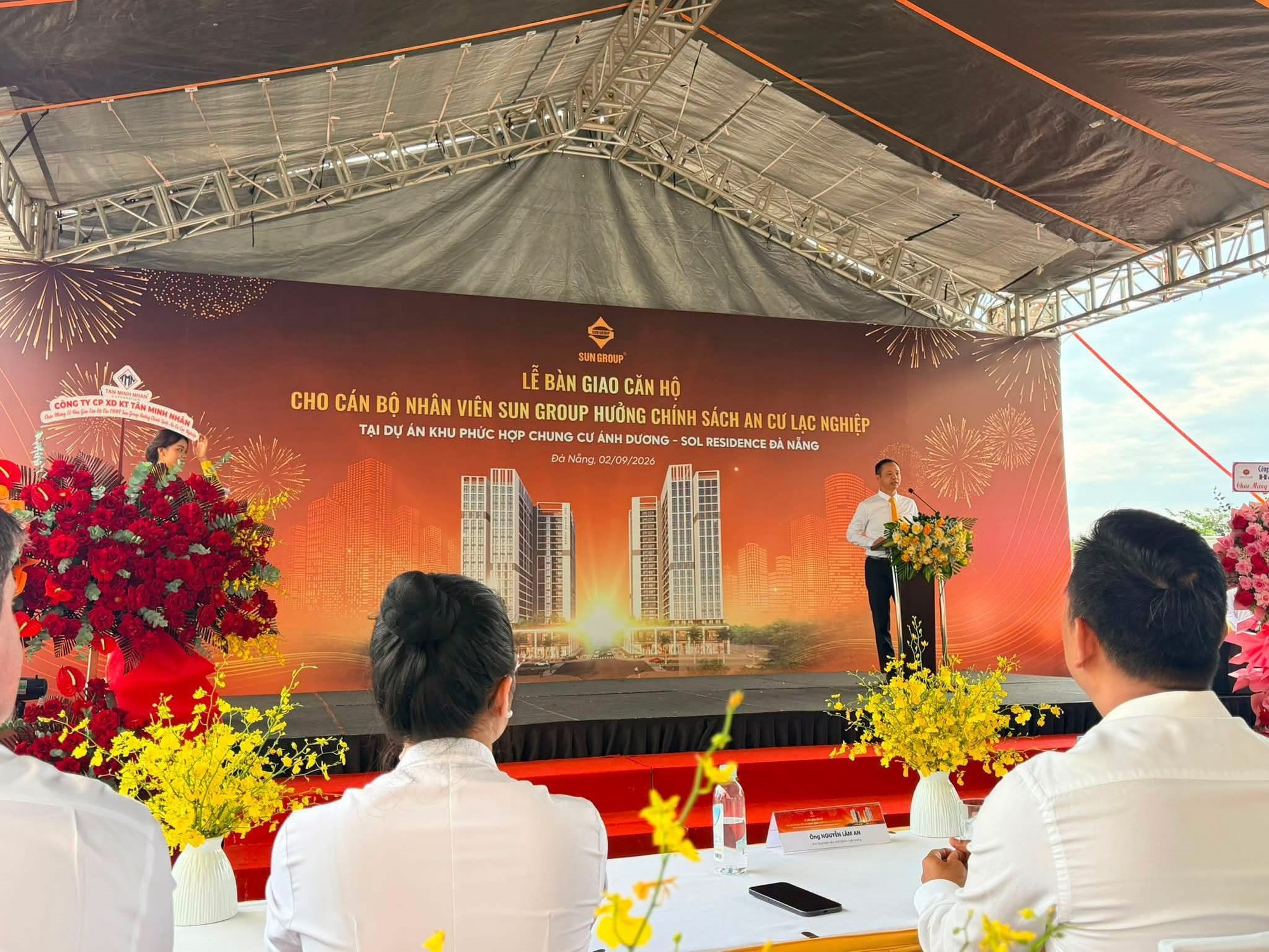 Một ông lớn BĐS tặng hàng loạt căn hộ cho nhân viên ngay dịp 2/9 vừa qua...trong thư tuyển dụng còn có lời mời hấp dẫn làm đủ từ 7 năm được xét tặng nhà