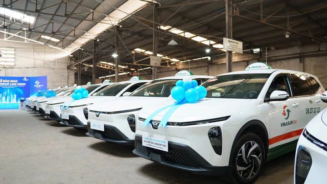 Giữa sức ép taxi điện, Vinasun lập tức bổ sung VinFast Limo Green vào đội xe - Ảnh 1