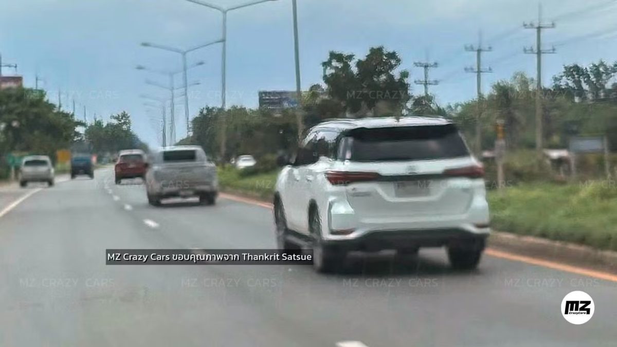 Lộ ảnh Toyota Fortuner đời mới xuất hiện bên cạnh đối thủ - Ảnh 1