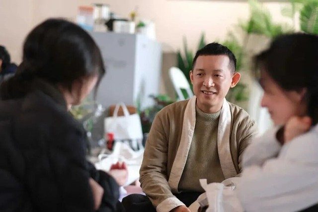 Thiên tài toán học từng bỏ học bổng MIT để đi tu: 8 năm sau hoàn tục, giờ livestream 12 tiếng/ngày kiếm sống, thừa nhận 'cần tiền'