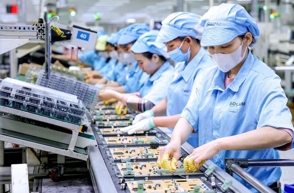 Bộ Nội vụ nói về đề xuất giảm thời giờ làm việc xuống 44 hoặc 40 giờ/tuần - Ảnh 1