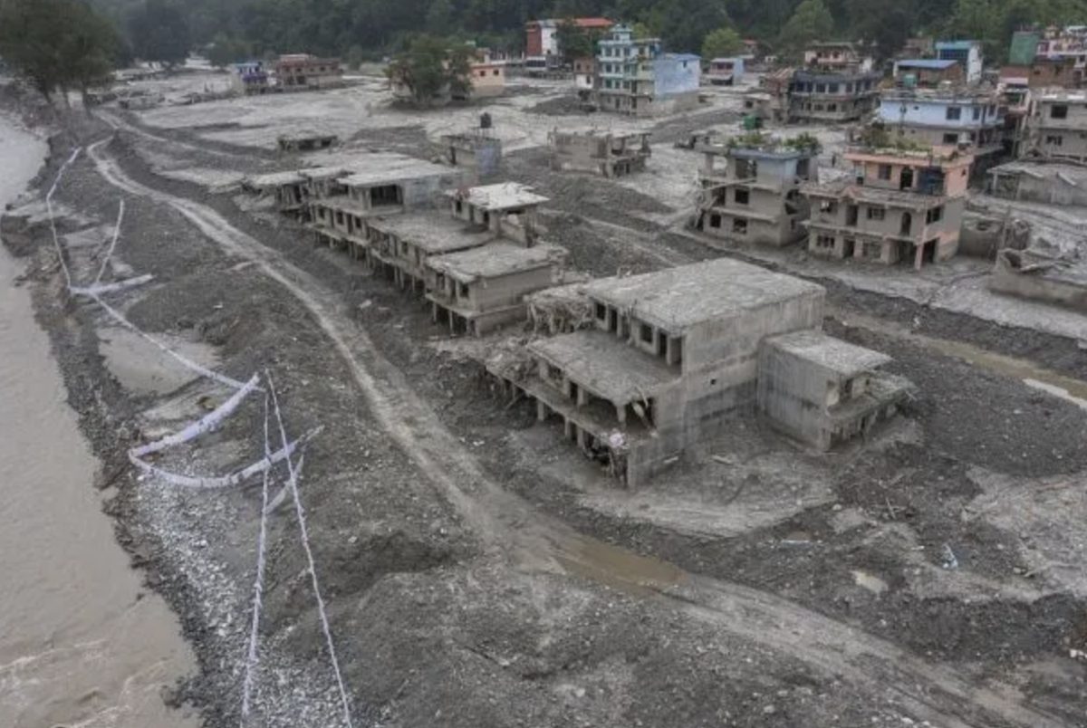 3 tuần sau trận lũ kinh hoàng, Nepal vẫn ngổn ngang giữa bùn đất và đổ nát, những thị trấn mộng mơ giờ chỉ còn lại dấu tích - Ảnh 1