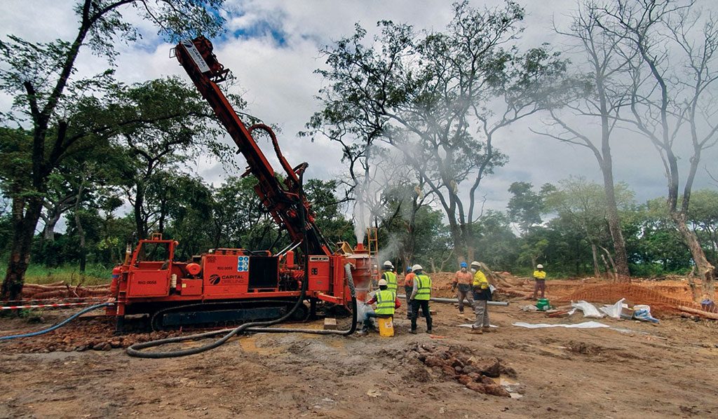 Khoan 6 mét vào lòng đất, phát hiện một dải khoáng hóa chứa vàng kéo dài 1km - Ảnh 1