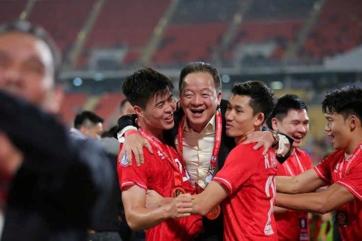 Việt Nam có hai cha con doanh nhân cùng mê bóng đá: Cha là sáng lập tập đoàn lớn, hiện là chủ tịch ngân hàng...con đứng đầu hãng hàng không