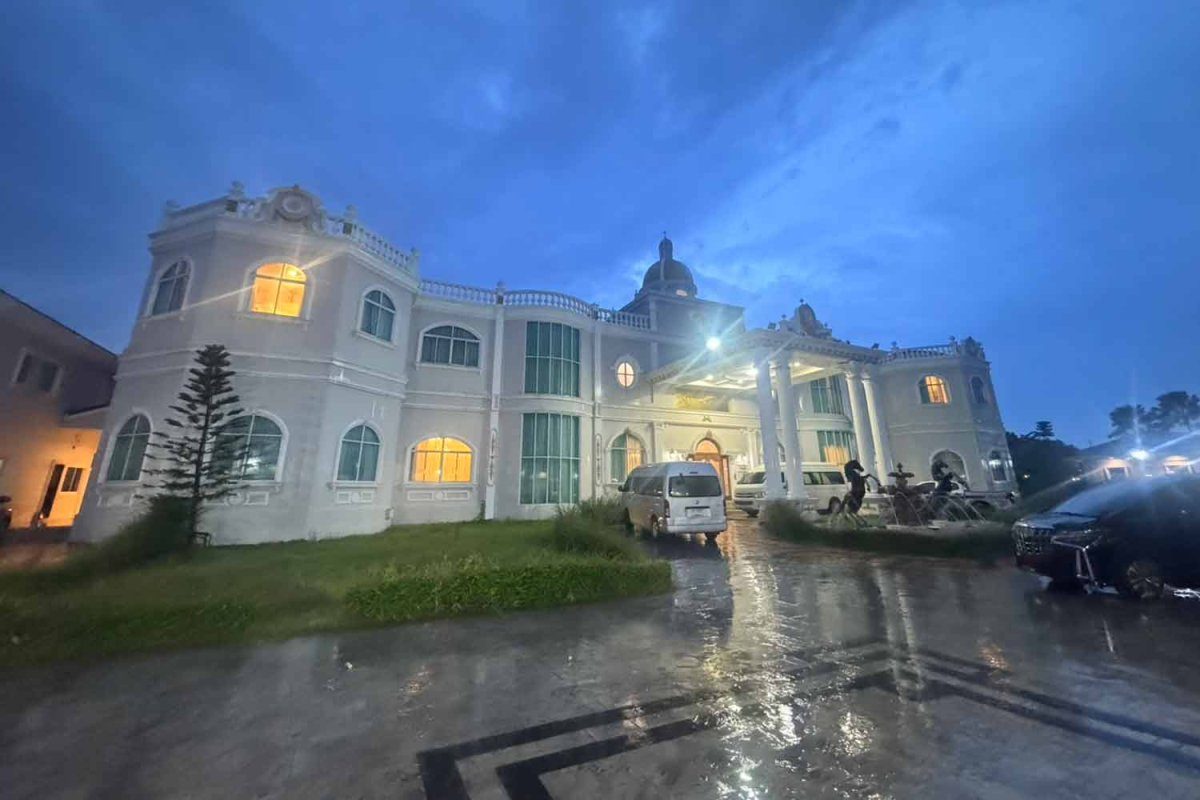 Đột kích một biệt thự sang trọng, khám phá trước cảnh tượng bên trong "đại bản doanh" lừa đảo xuyên quốc gia tinh vi đến từng chi tiết - Ảnh 1
