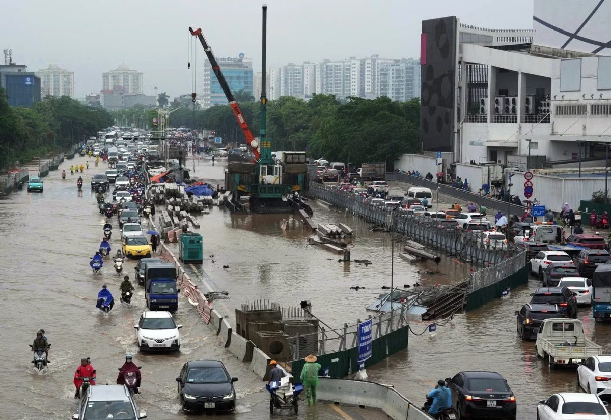 Nước ngập sâu, phương tiện ùn dài 2 chiều lên xuống cầu Vĩnh Tuy - Ảnh 1