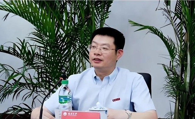 “Hiệu trưởng đẹp trai nhất Trung Quốc” và cái kết sau 11 năm biến trường đại học thành “vương quốc riêng” - Ảnh 1