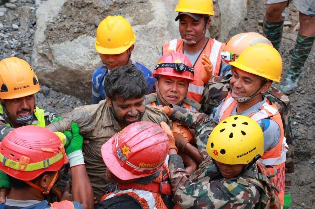 Phép màu: Vỡ oà khoảnh khắc giải cứu 2 công nhân còn sống trong hầm thuỷ điện ở Nepal 9 ngày sau thảm hoạ