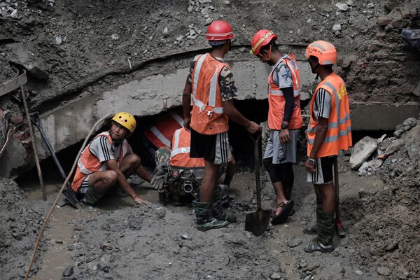 Hơn 600 công nhân Nepal vẫn mất tích sau lũ quét, người sống sót bật khóc kể cảnh tượng ám ảnh dưới đường hầm